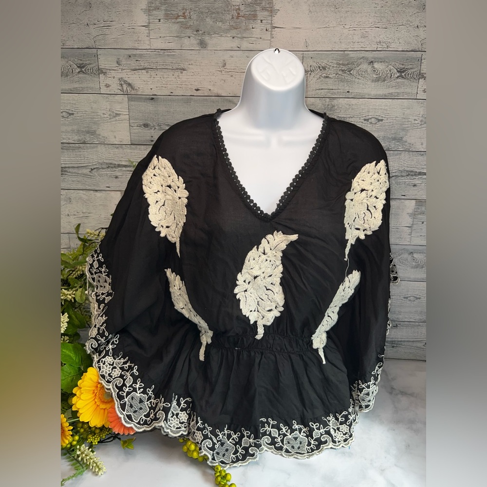 Rancho Estacia Small black\white top with embroidery.